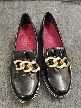 NWOB Women’s VIV Black Crinkle Patent Loafer Size US 8